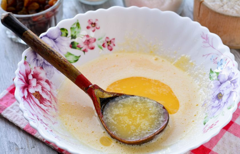 1. Этап. Кулич с коньяком: Влейте растопленное не горячее сливочное масло.