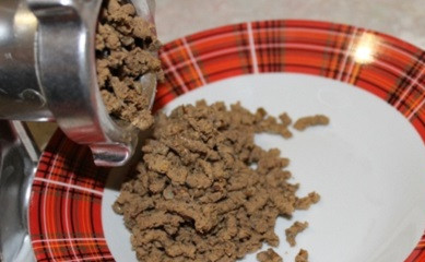 1. Этап. Пирожки с печенью в духовке: 5. Остывшую печень с луком пропустить через мясорубку или измельчить в блендере.