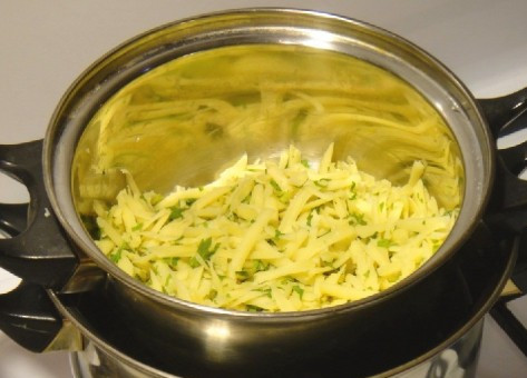 1. Этап. Рулет из сыра: 5. Ставим на водяную баню. Так сыр растопится и не пригорит.