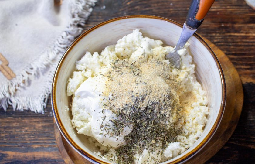 1. Этап. Рулет из брокколи с творожным сыром: Тем временем, приготовьте начинку. Смешайте творожный сыр, сметану, сушеный чеснок и орегано. Посолите и поперчите по вкусу.