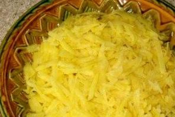 1. Этап. Заливной пирог с сайрой: Картофель чистим и крупно трём на тёрке.
