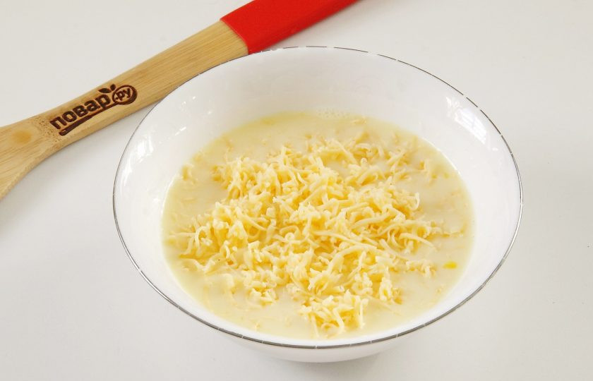 1. Этап. Пирог со сладким перцем и курицей: Для заливки соедините оставшиеся яйца, сливки и тертый сыр. Добавьте немного соли.