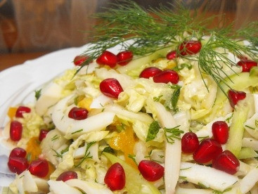 1. Этап. Салат из пекинской капусты с кальмарами: Перемешиваем все подготовленные ингредиенты, сбрызгиваем лимонным соком, добавляем к ним растительное масло. Выкладываем в салатник и посыпаем зеленью укропа. Для яркости и придания праздничного вида можно посыпать зернами граната.