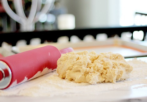 1. Этап. Печенье со сметаной: 6. Выложить тесто на присыпанную мукой поверхность и раскатать.