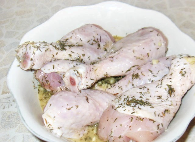 1. Этап. Куриная голень в фольге: Выкладываем в маринад голени, перемешиваем и оставляем их на два часика мариноваться в холодильнике.