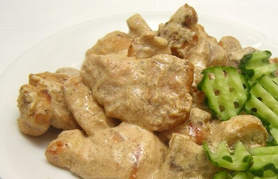 1. Этап. Куриная грудка с шампиньонами и сливками: 6. Убавьте огонь до минимально возможного. Жарьте несколько минут, постоянно помешивая. Соус должен стать густым. Аромата — полная кухня. Ваше блюдо готово. Подавайте со свежими овощами.