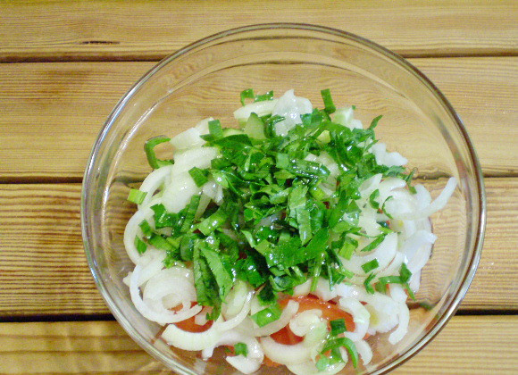 1. Этап. Салат к шашлыку: 7. Добавляем зелень, оливковое масло.