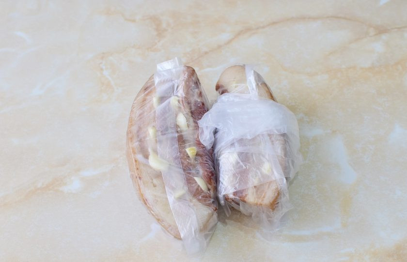 1. Этап. Сало варёное с чесноком: Каждый кусочек положите в пакет или оберните пищевой пленкой. Уберите в холодильник на ночь. Сало пропитается чесноком и застынет.