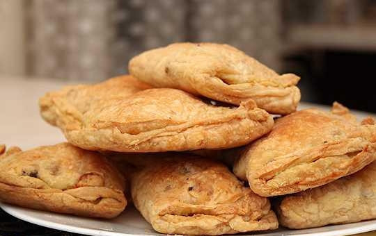 1. Этап. Слоеные пирожки с курицей и сыром: Накройте свободным краем теста пирожок и тщательно защипайте края. Готовить такие пирожки нужно в духовке. Выложите их на противень, присыпанный мукой или застеленный пергаментной бумагой, и запекайте при 180 градусах в течение 20-25 минут.