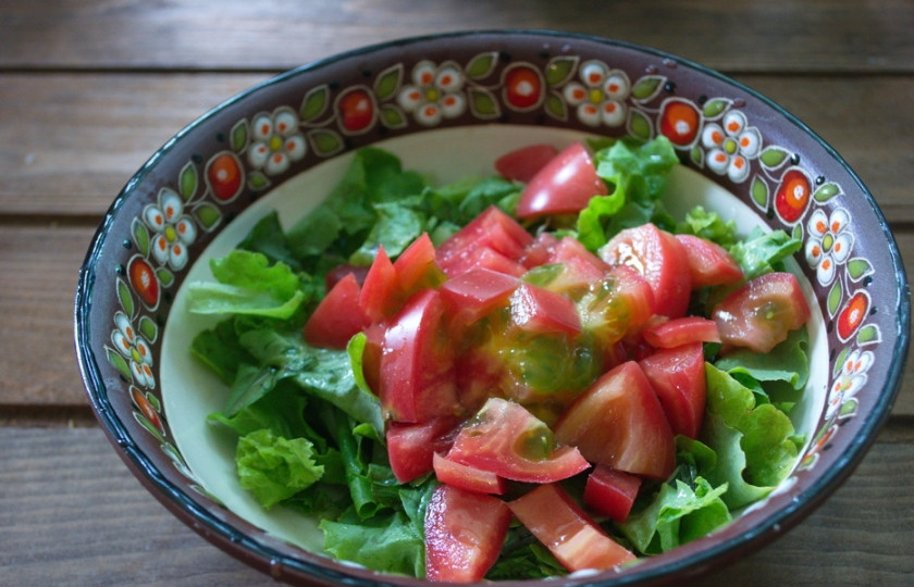 1. Этап. Салат с фетаской и курицей: Нарезать кубиками помидоры. Добавить в салат.