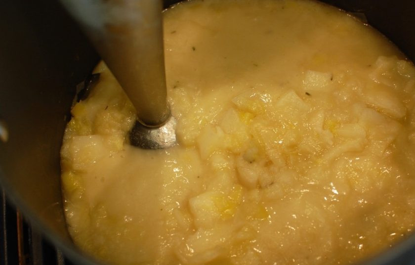 1. Этап. Картофельно-луковый суп: 10. Удалите лавровый лист и крупные листочки тимьяна, с помощью блендера пюрируйте суп.