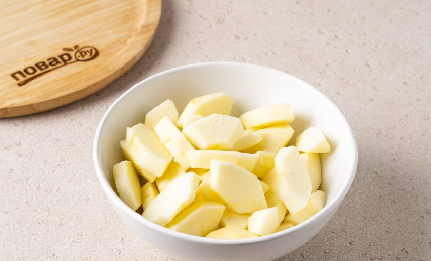 1. Этап. Варенье из яблок с лимоном: Яблоки помойте, очистите от кожуры. Удалите сердцевину, нарежьте на ломтики средней толщины.