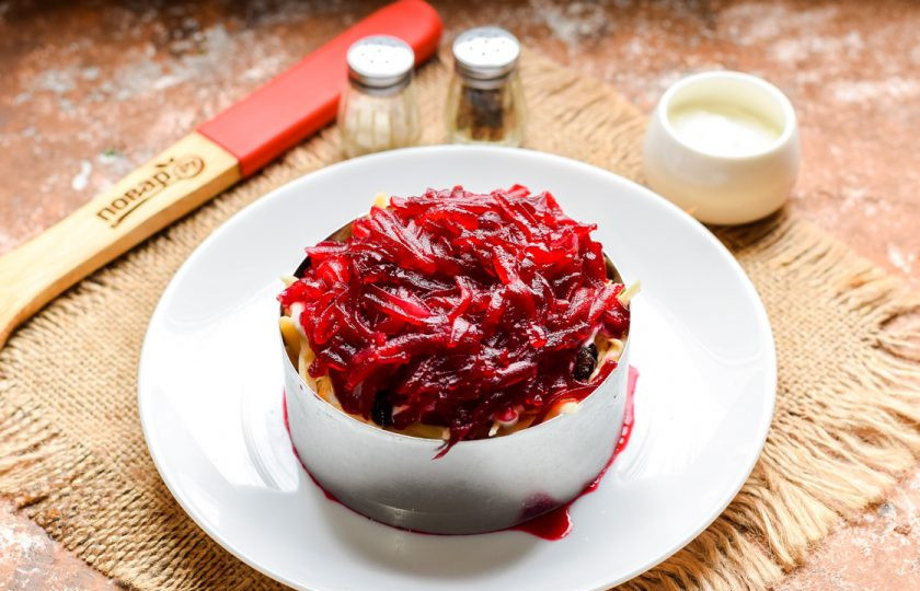 1. Этап. Салат Чингисхан со свеклой: Поверх чернослива выложите оставшуюся свеклу. Пропитайте салат в течение двух часов и подавайте к столу.