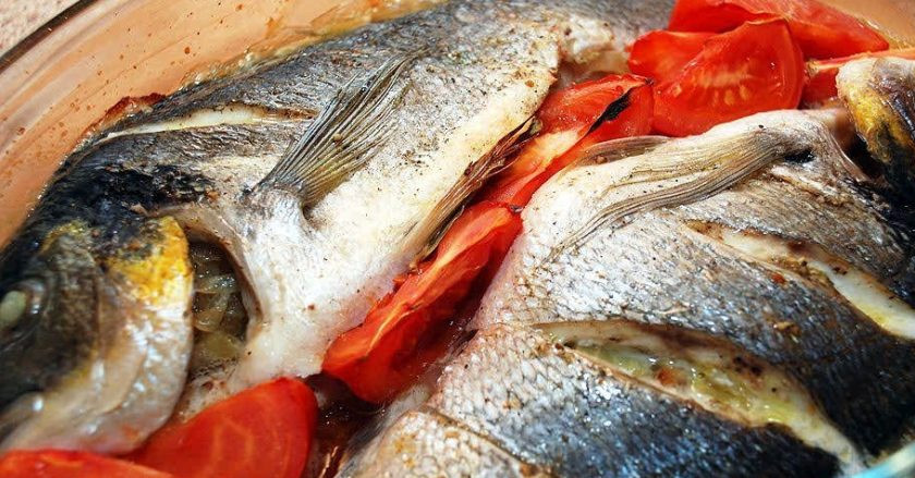 Рыба дорада 1. Этап. Рыба дорада: 4. Запекаем рыбу полчаса при 200 градусах.
