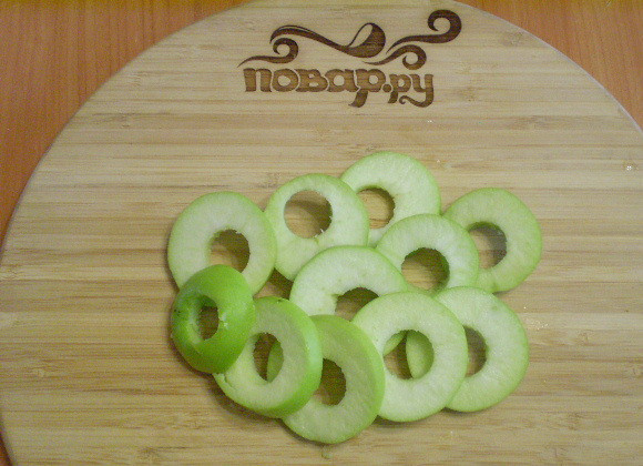 1. Этап. Фрукты в кляре: Каждое яблоко порежьте колечками не толще 5 мм.
