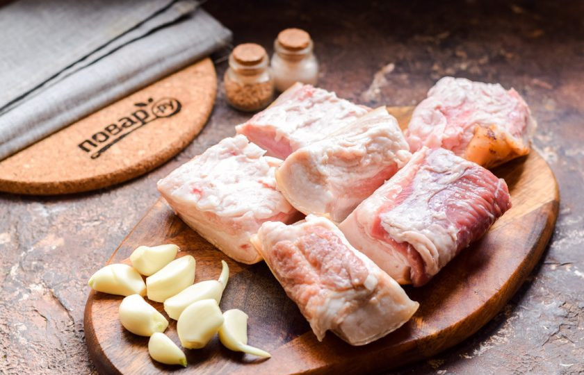 1. Этап. Солёное сало: Сало ополосните и просушите, нарежьте средними по размеру кусками. Очистите чеснок, можно взять больше зубчиков, по желанию. У меня было 8 крупных зубчиков.