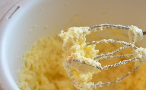 1. Этап. Печенье Мишки с миндалем: 1. Приготовьте миксер и приступайте к совместному с ребенком творчеству. Положите в миксер сливочное масло, добавьте сахар и ванилин. Взбейте миксером.