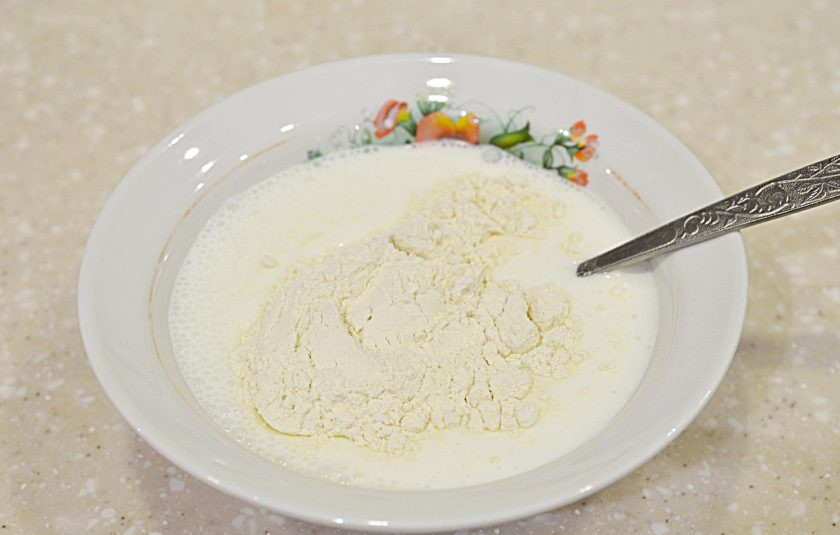 1. Этап. Панкейки из цельнозерновой муки: Просейте муку.