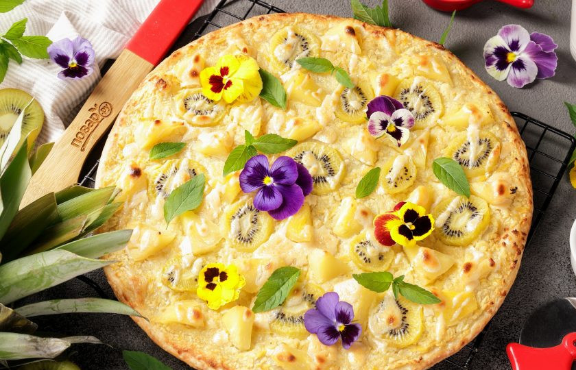 1. Этап. Сладкая пицца с ананасами: Сладкая пицца с ананасами готова. Нежная, сочная и очень вкусная! Приятного аппетита!