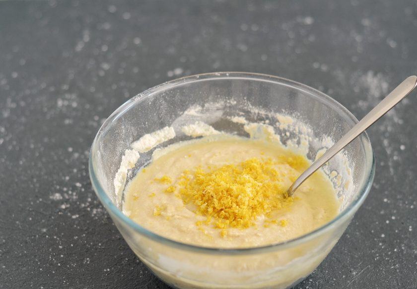 1. Этап. Безглютеновый пирог: Цедру лимона натрите на мелкой терке, затем выжмите из лимона сок. Добавьте 4 ст.л. сока и цедру в тесто, ещё раз перемешайте.