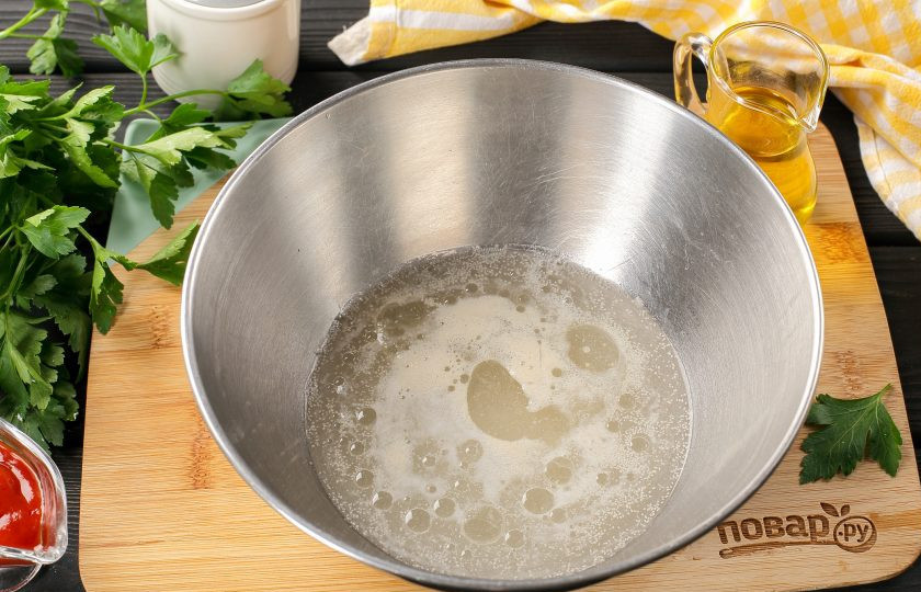 1. Этап. Пицца с сыром в мультиварке: Добавьте масло и соль.