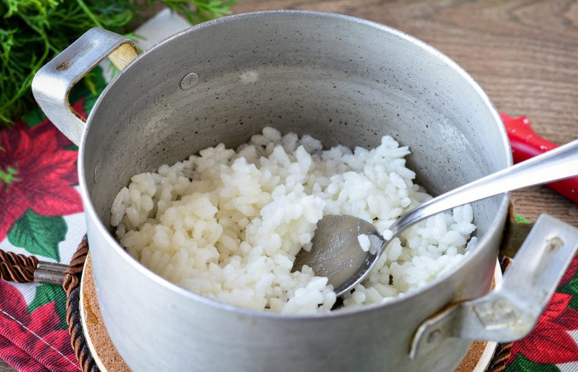 1. Этап. Котлеты из кабачков с рисом: Рис сварите до полуготовности в слегка подсоленной воде.