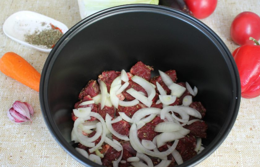 1. Этап. Домляма в мультиварке: Добавляем еще немного лука.