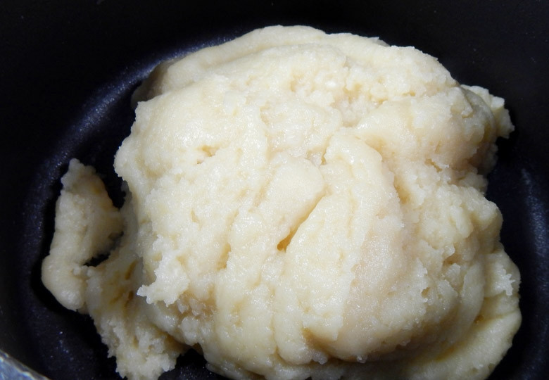 1. Этап. Пирожные Эклер: 11. Энергично перемешивайте лопаткой, чтобы сформировался ком из теста.