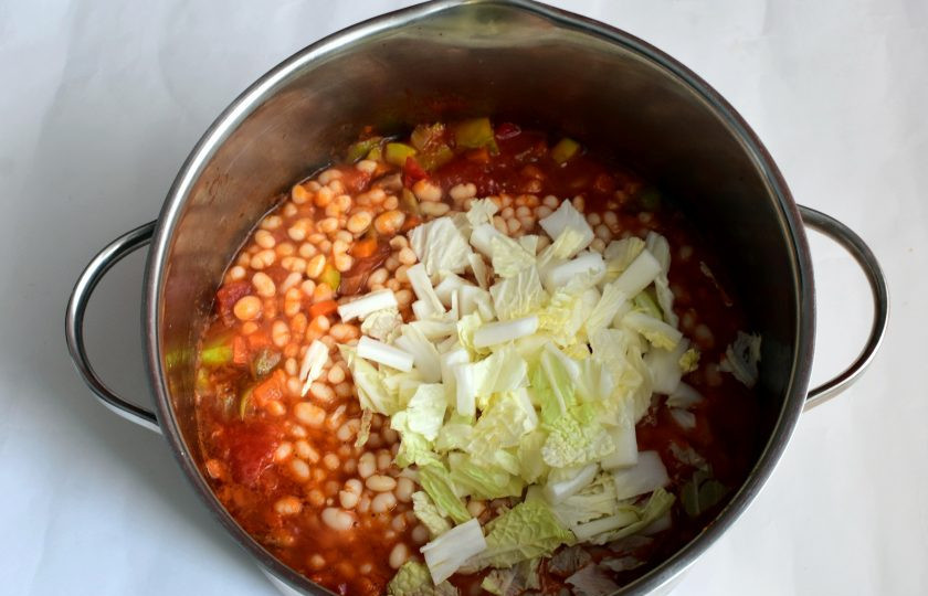 1. Этап. Риболлита: Влейте примерно литр фасолевого отвара. Выложите отварную фасоль и крупно порубленную пекинскую капусту. Варите суп минут 10 на медленном огне.