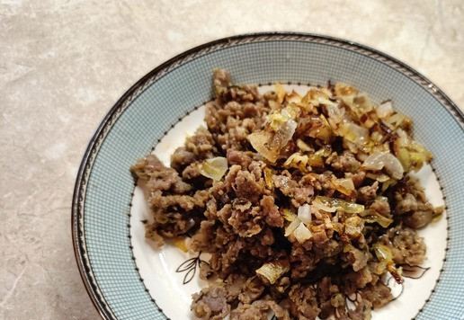 1. Этап. Кулебяка на четыре угла: Для третьей начинки обжарить индюшачий фарш с луком и специями.