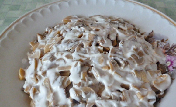 1. Этап. Рецепт салата Подсолнух с чипсами: 3. Грибы тоже смажем тонко майонезом. Поверх них выкладываем измельченные яичные отварные белки.