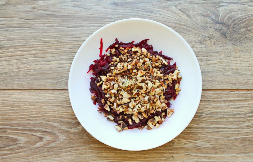 1. Этап. Свекла с грецким орехом и чесноком: Грецкие орехи порубите и обжарьте немного в сухой сковороде на медленном огне. Снимите с огня и полностью остудите. Выложите 2/3 всех орехов в салатник к свекле с чесноком.