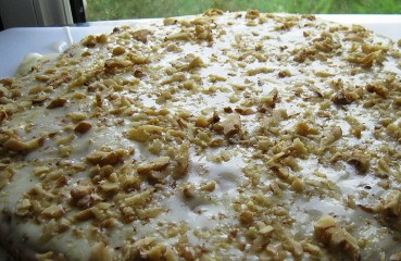 1. Этап. Торт Кутузов: 4. Готовим крем, для этого смешиваем сметану, сахар и ванилин. Тщательно все взбиваем и смазываем первый корж. Сверху посыпаем измельченными орехами.