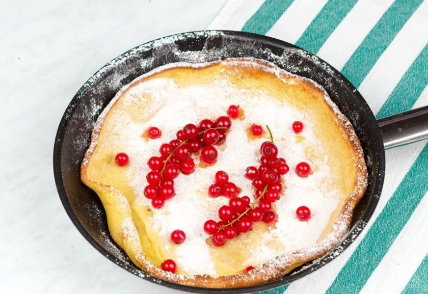 1. Этап. Воздушный панкейк: 4. Готовый панкейк посыпьте сахарной пудрой и украсьте ягодами. Приятного аппетита!