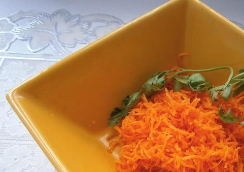 1. Этап. Куриная грудка в пароварке: Морковь также почистите, помойте и натрите на среднего размера тёрке.