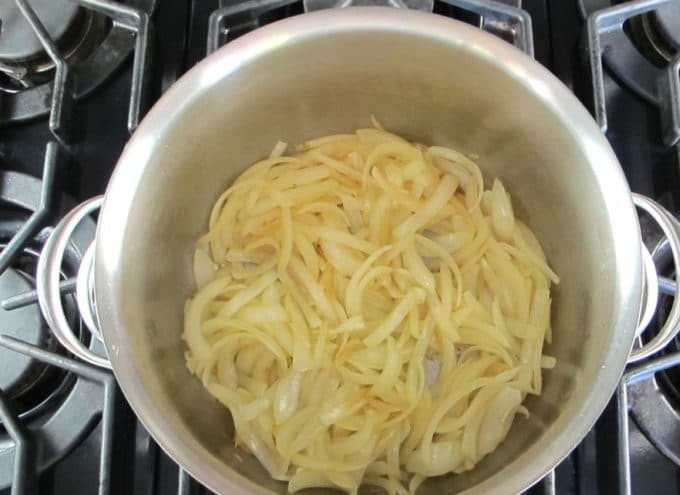 1. Этап. Паприкаш с курицей: 3. Тем же временем в большой кастрюле разогрейте масло. Обжарьте в нём до мягкости лук полукольцами.