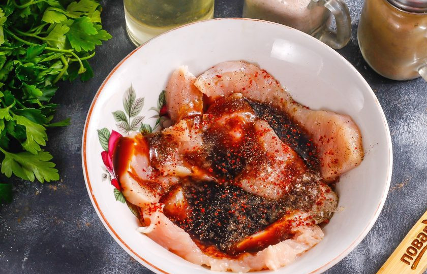 1. Этап. Японский шашлык: Всыпьте соль, молотый черный перец и молотую паприку. По желанию — используйте другие пряности или приправы. Тщательно помните все содержимое емкости, чтобы мясо пропиталось специями. Оставьте при комнатной температуре на 1 час, но не на холоде!