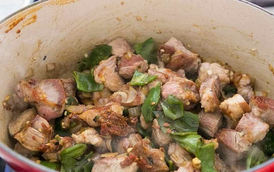 1. Этап. Свинина тушеная с зирой: 5. Верните обратно мясо, добавьте нарезанный перец.