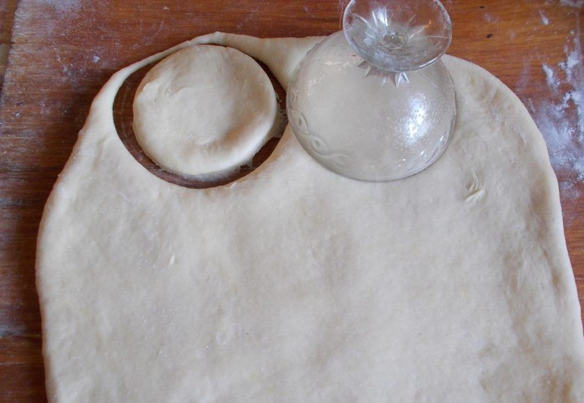 1. Этап. Берлинеры: Готовое тесто раскатайте в лепёшку в 1 см толщиной. Вырежьте из него изделия примерно в 10 см диаметром.