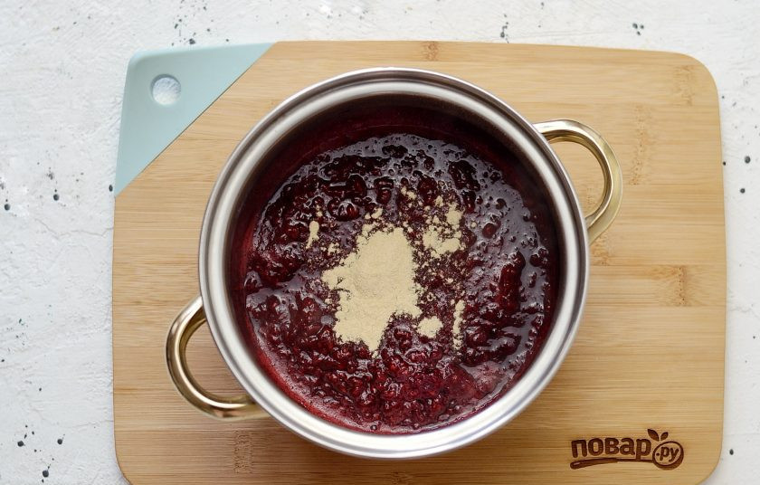 1. Этап. Варенье из стевии: Добавьте пектин, проварите еще 3 минуты.