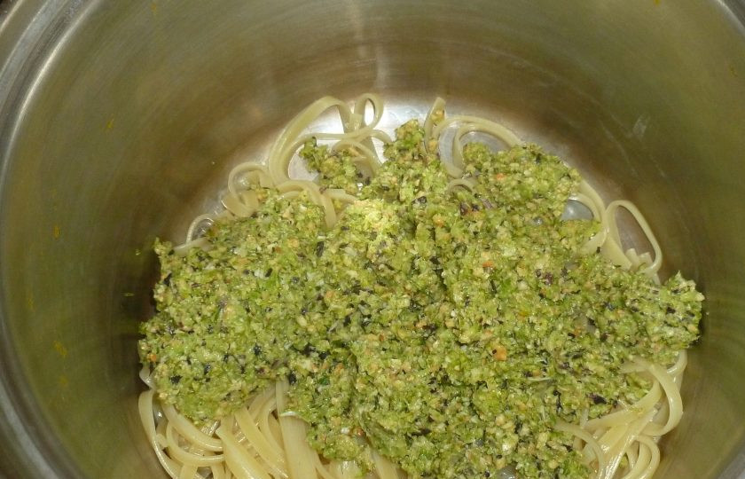 1. Этап. Паста с брокколи и орехами: Пасту смешайте с песто, если получается суховато, добавьте воды от варки.