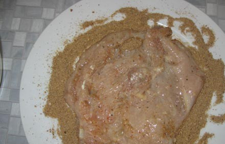 1. Этап. Куриный шницель в панировке: 5. Затем отправляем мясо в яйцо и после этого вновь обваливаем, но уже в сухарях. Все очень просто.