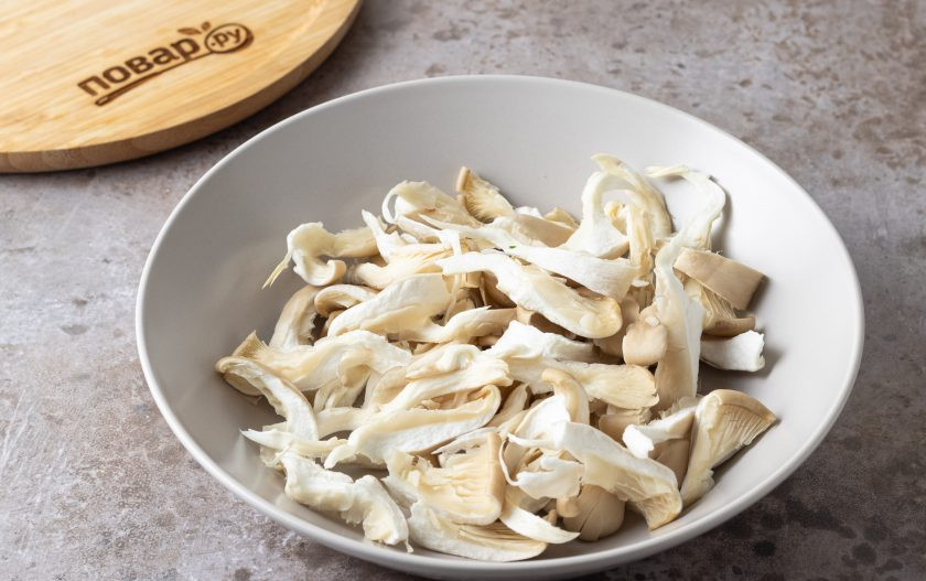 1. Этап. Корейский салат с грибами: Вешенки разделите руками на длинные широкие полоски.