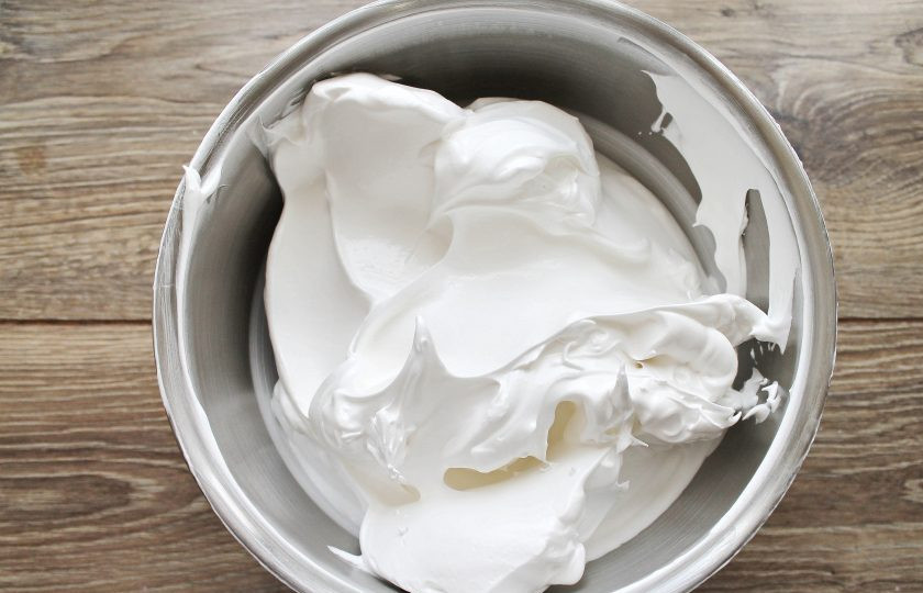 1. Этап. Меренговый рулет с клубникой: Взбивайте белки до плотных пиков.