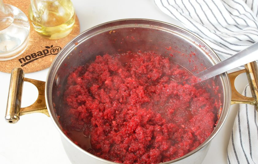 1. Этап. Икра из свеклы на зиму: Перемешайте. Икра готова!