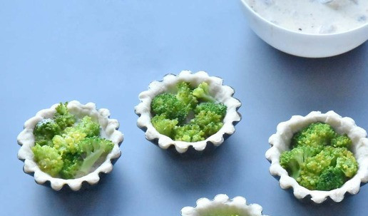 1. Этап. Мини пироги с тунцом и брокколи: В формочки с тестом выкладываю часть заливки с тунцом. Распределяю соцветия брокколи и выкладываю оставшуюся сливочную заливку с кусочками тунца. Выпекаю мини пироги в духовке, разогретой до 180 градусов до готовности, 20 минут За пять минут до готовности на каждый мини киш выкладываю натертый на терке твердый сыр.