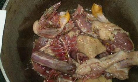 1. Этап. Утка, тушенная с овощами: Разогрейте масло в казане. Обжаривайте кусочки утки до золотистого цвета на сильном огне. Потом сделайте маленький огонь и закройте крышкой.