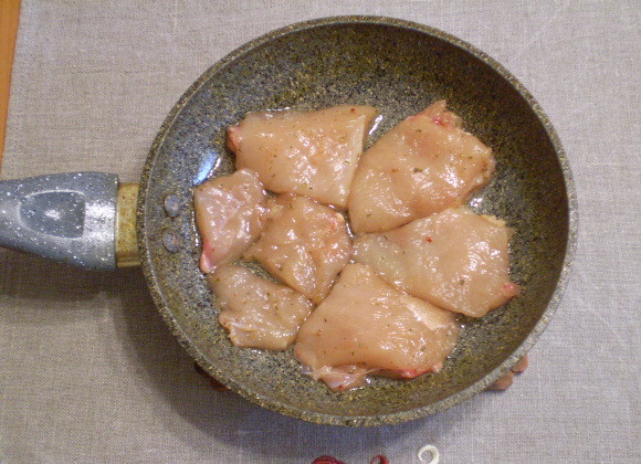 1. Этап. Куриная грудка кусочками на сковороде: Кладем кусочки в разогретое масло. Жарьте куриную грудку кусочками на сковороде в течение 4-5 минут с каждой стороны на среднем огне. Не стоит долго жарить куриное мясо, иначе оно станет сухим.