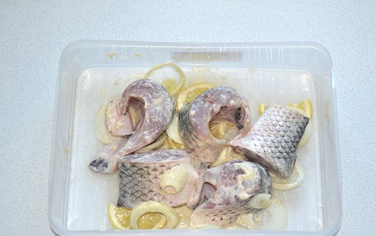 1. Этап. Пеленгас на мангале: Как следует все перемешайте. Ломтики лимона чуть выжмите, чтобы рыбка пропитывалась соком. Уберите контейнер в холодильник на пару часов.