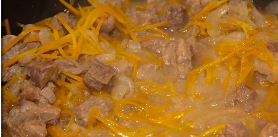 1. Этап. Жареный лагман: 3. Теперь на очереди морковка, порезанная тонкими брусочками. Тушим все вместе до мягкости мяса.